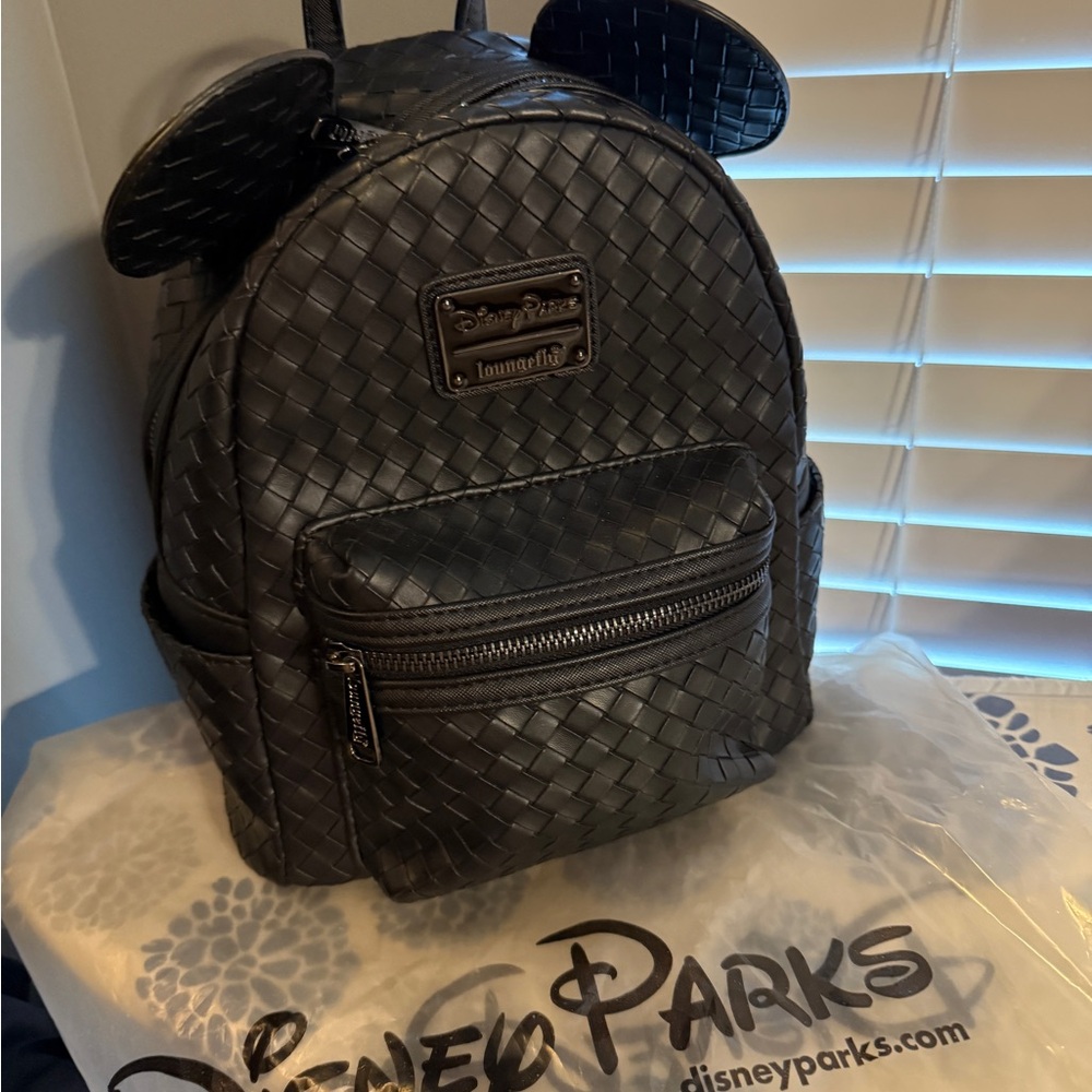 Disney lougefly backpack - Black Woven Backpack like new